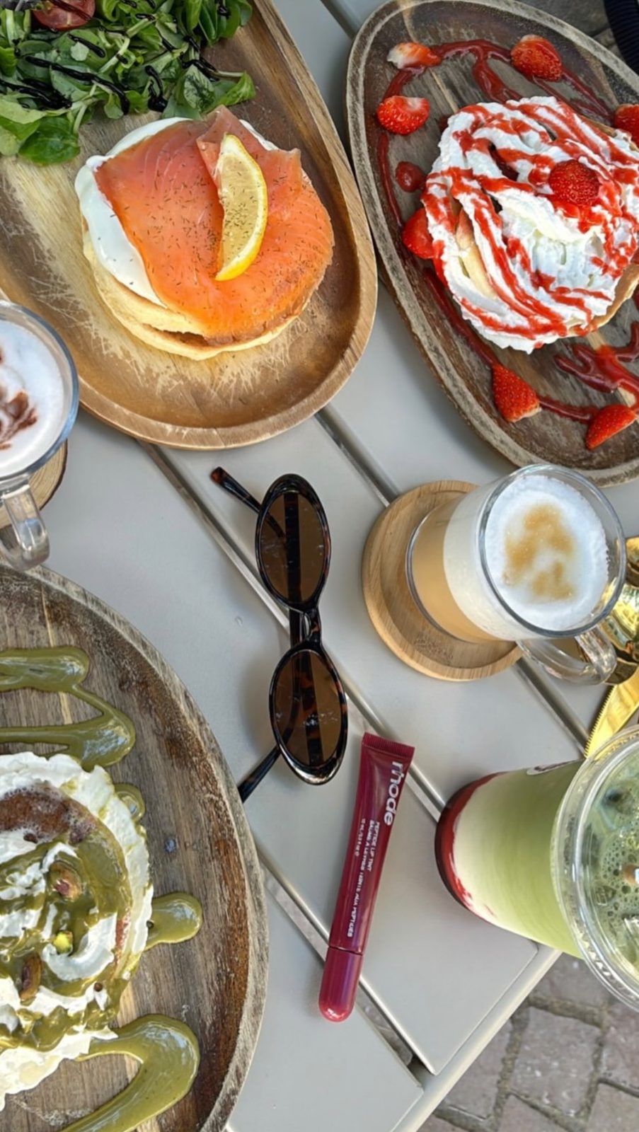 Flatlay brunch : fluffy pancakes salés et sucrés, lattes et matcha