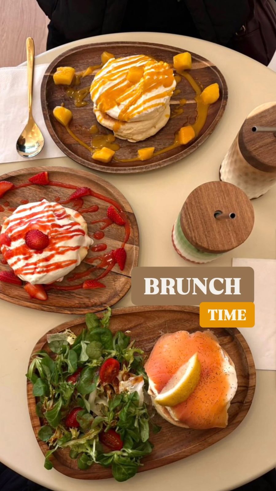 Trois fluffy pancakes : mangue, fraise et saumon fumé